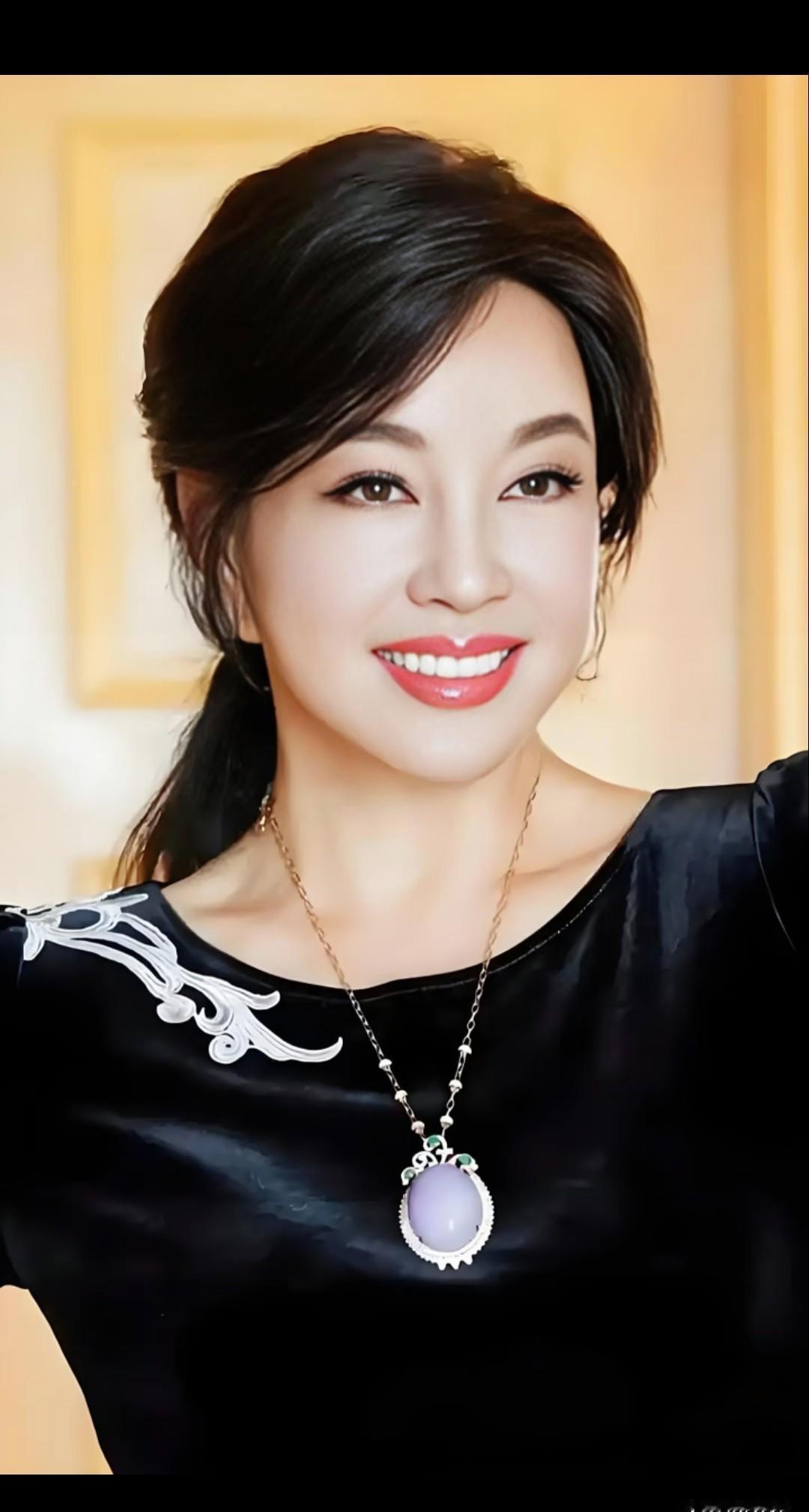 75岁的刘晓庆当众狠狠摔了一跤，爬起来第一句话竟然不是喊疼，而是心疼手上的翡翠镯