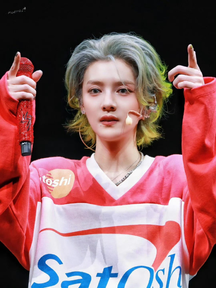 谁能信！鹿晗今年 35 岁了，还喊着 “只有我一个人在变老” ，这少年感满满的状