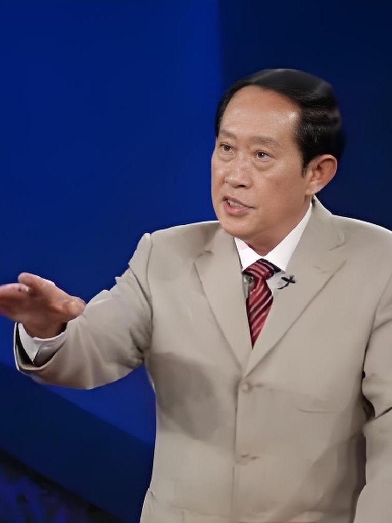 王立群教授说：“用权力泡女人，女人在你面前服服帖帖，用金钱泡女人，女人仍是满脸不