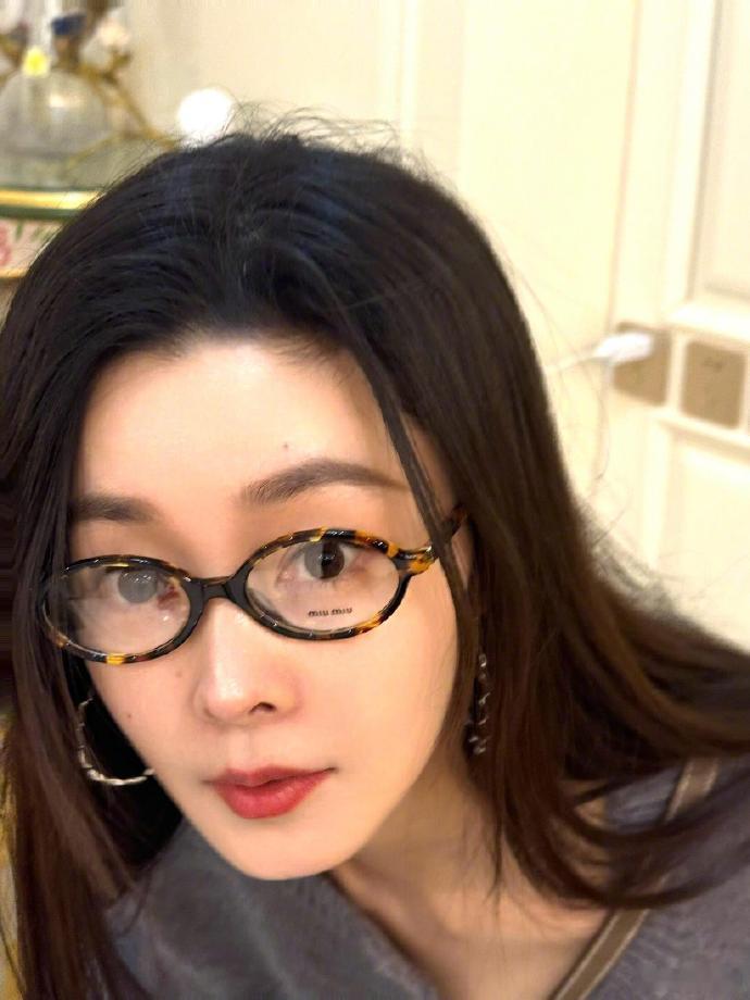 白敬亭宋轶情侣照网友火眼金睛扒出同款眼镜，白敬亭宋轶这波何时公开呢白敬亭宋轶同款