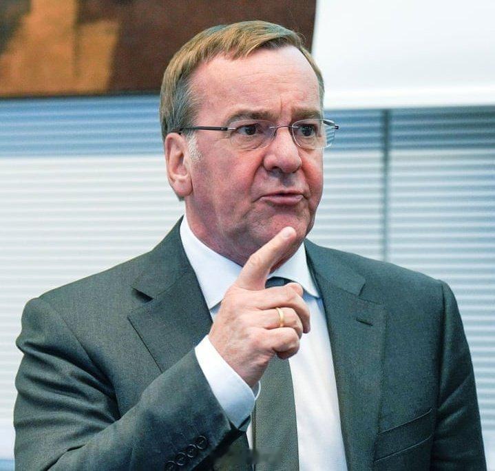 德国国防部长鲍里斯·皮斯托瑞斯表示：“特朗普指望几艘欧洲护卫舰能完成什么任务，而