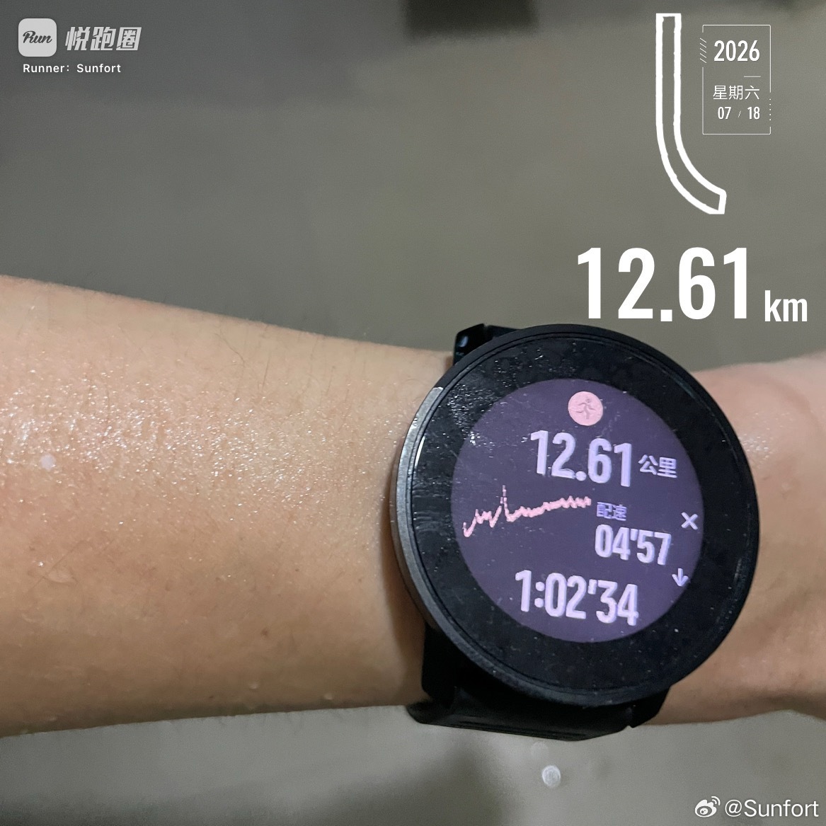 跑步 跑步一小时。04:23开跑，28°C，体感29°C，相对湿度82％，跑步还