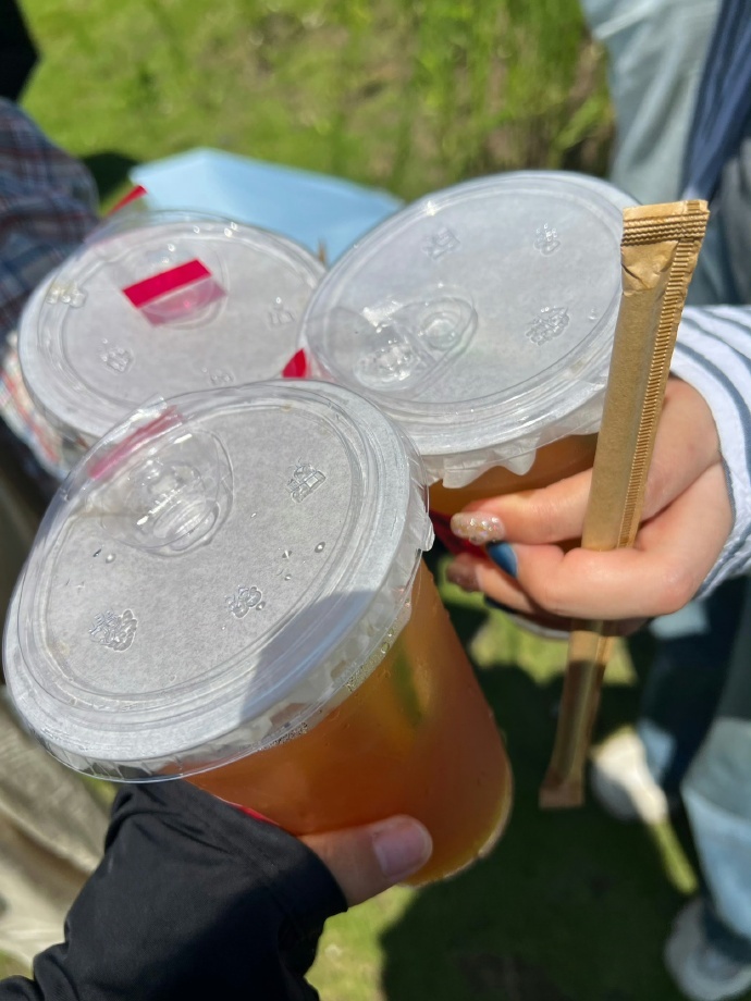 董思成掌管宠粉的神   请粉丝喝奶茶，真的是太有爱了吧，咱们的董思成掌管宠粉的神