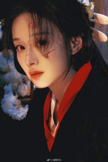 考古陆妍淇居然是雷神妮妮  陆妍淇在《微微一笑很倾城》中扮演的雷神妮妮，当初可是