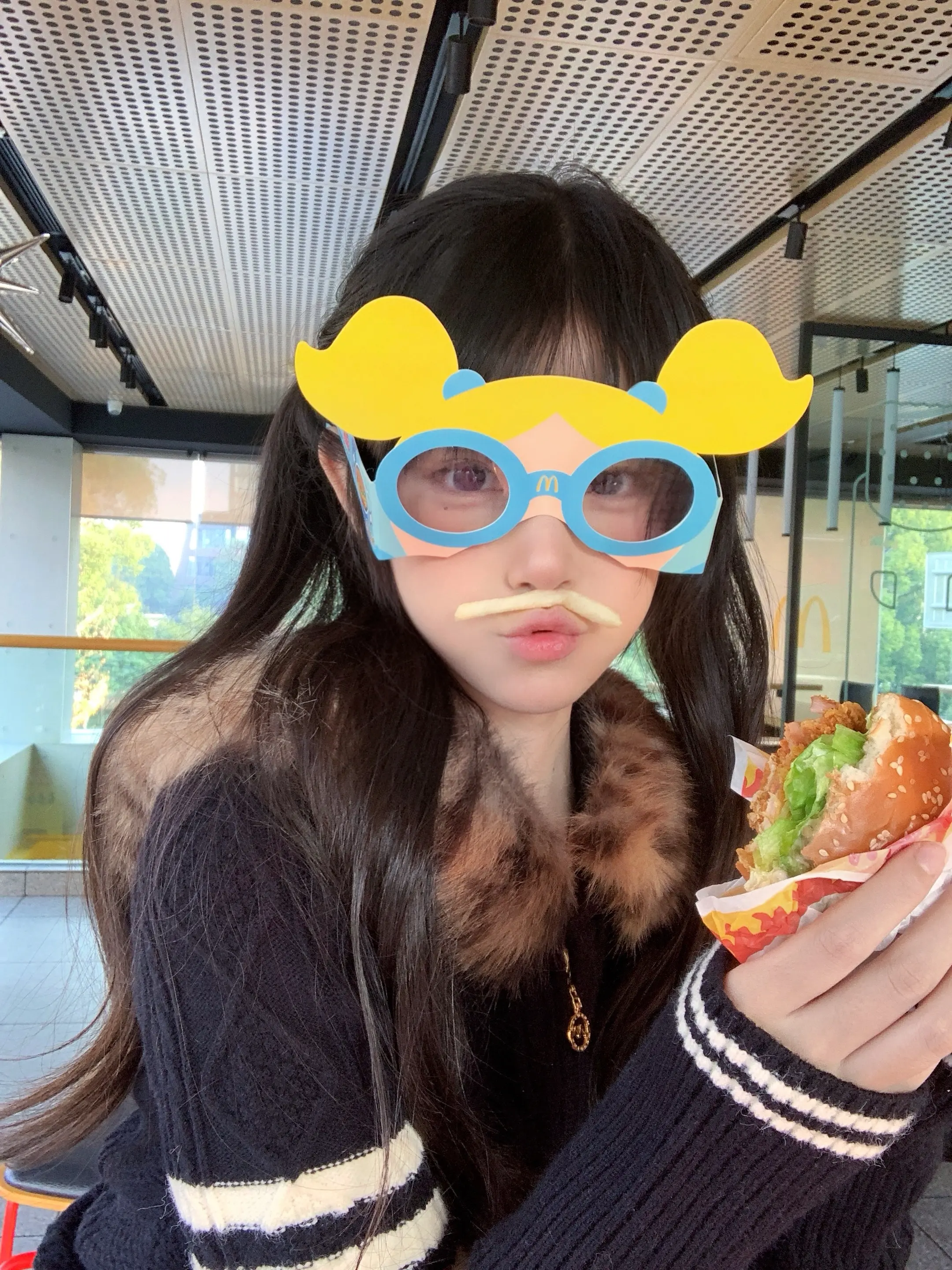 想跟你拍大头贴，来对着镜头比ye～