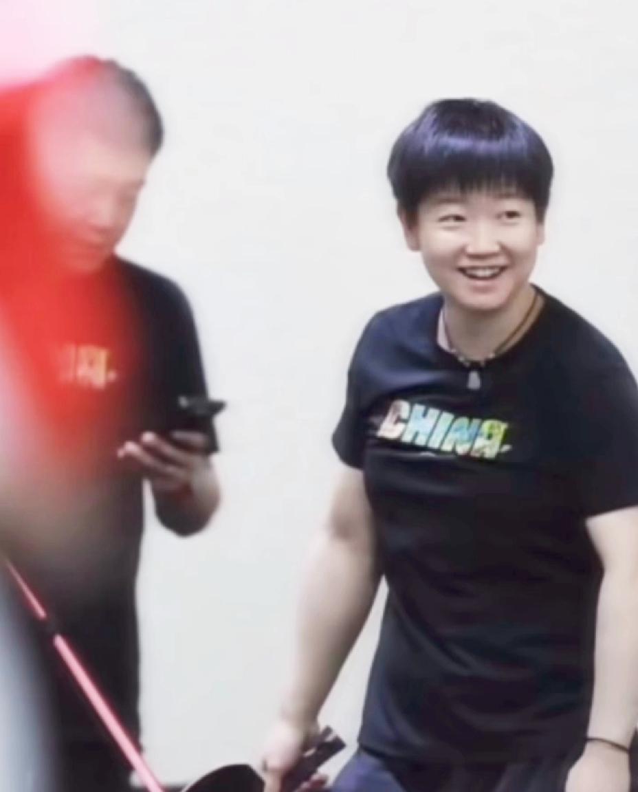 这下可以安心了
终于看到在印度训练的莎莎，
看这笑容状态不错。

自从国乒到达印