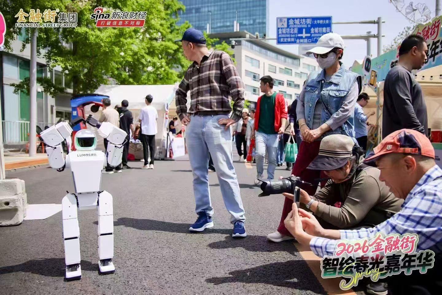 在苏州偶遇小孩哥斗舞机器人苏州这一幕格外吸睛，智能机器人融入市井生活陪孩童起舞，