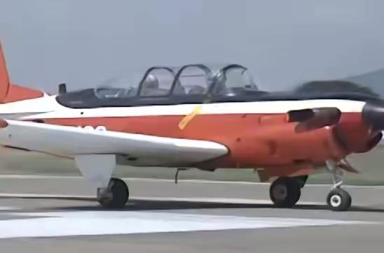 今天听到个不幸消息，台空军高雄冈山基地一架T - 34型机号3414的教练机今日