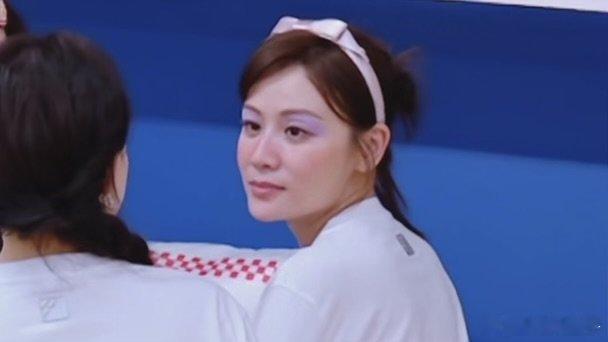 昨天顺带跟媳妇看了会儿浪姐，说是给叶一茜画媒婆妆，转头一瞅竟然很像王菲 叶一茜孙