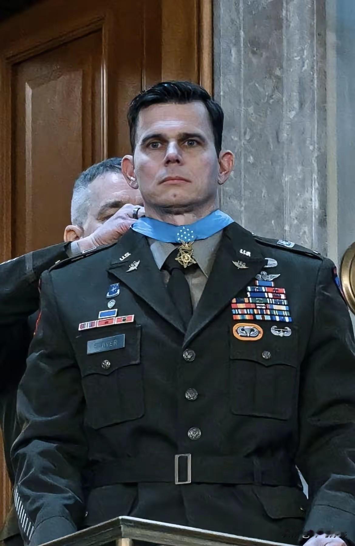 美军五级准尉埃里克·斯洛弗受勋，揭穿了美军在抓捕委内瑞拉总统马杜罗的行动中无人伤