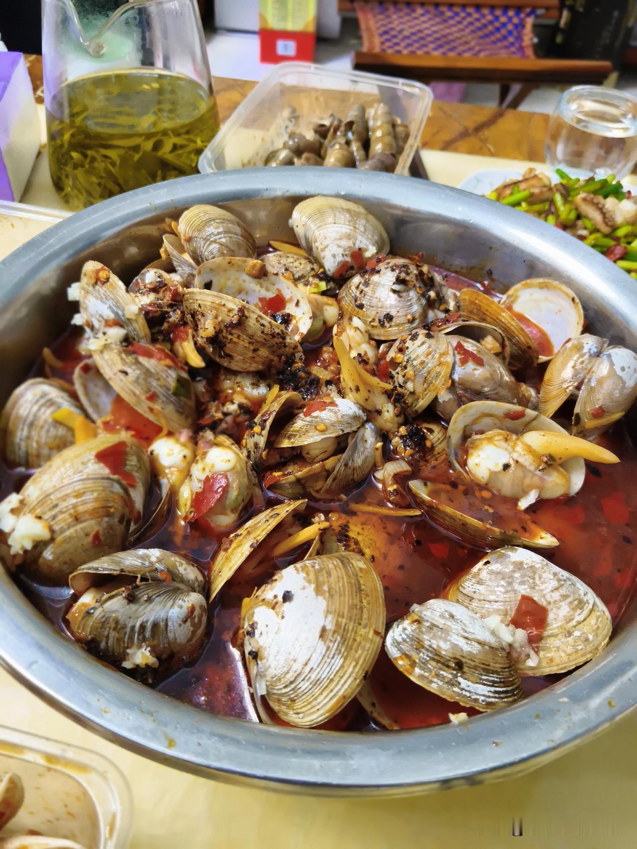 说实在的，这样做肥蛤好吃，是好吃，就是有些浪费。
昨天厨子大哥，买了一些肥蛤，我