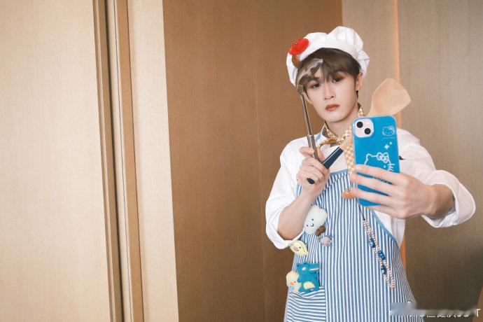 #檀健次甜品师造型# ​#檀健次欢迎各位老板点餐# ​檀健次的甜品师造型，好萌啊