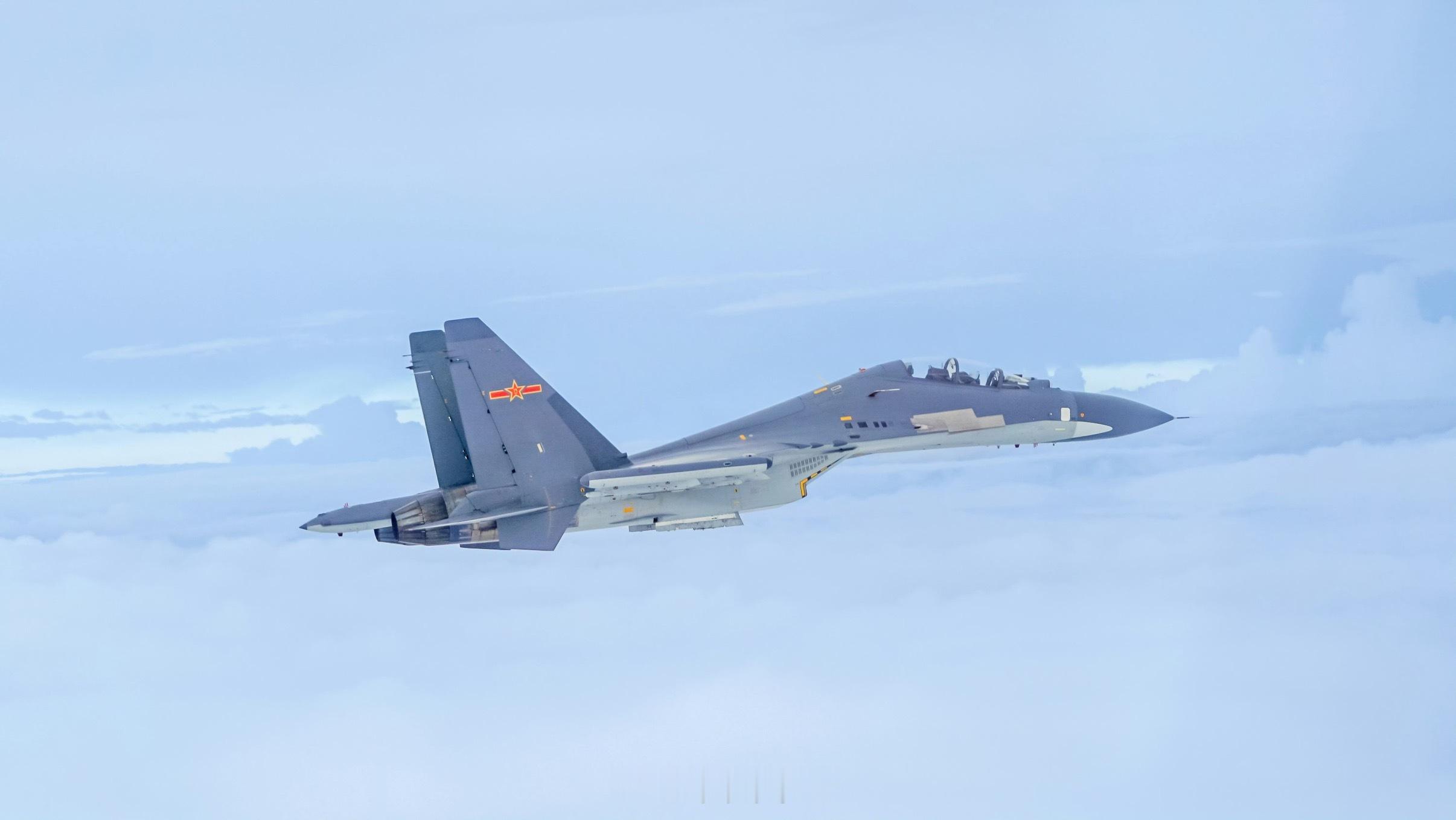 重新刷漆的Su-30MK2宛如刚交付时的Su-30MKK，这张空对空真是一种很干