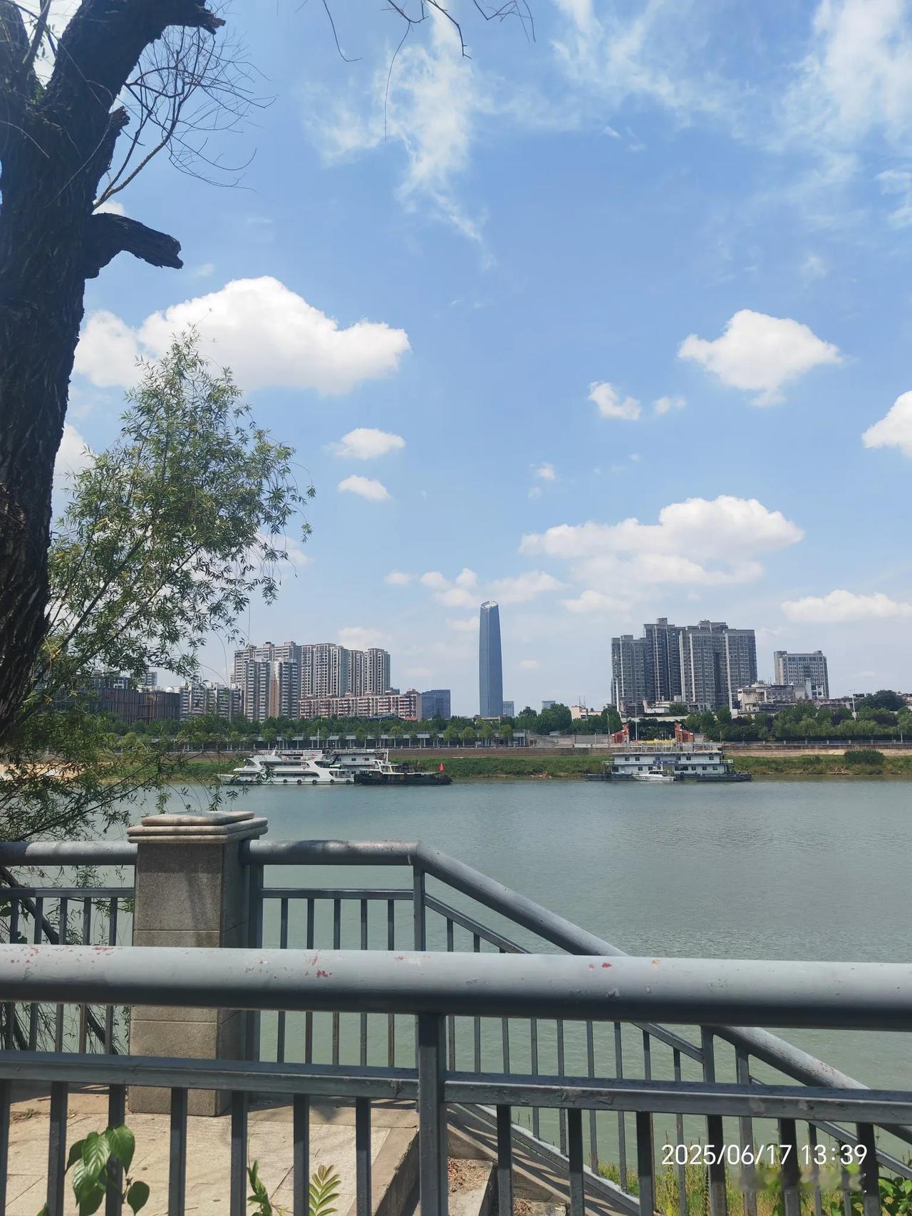 这个角度看武汉中心大厦是不是感觉不一样呢？你喜欢汉江风景吗？ 武汉王家墩