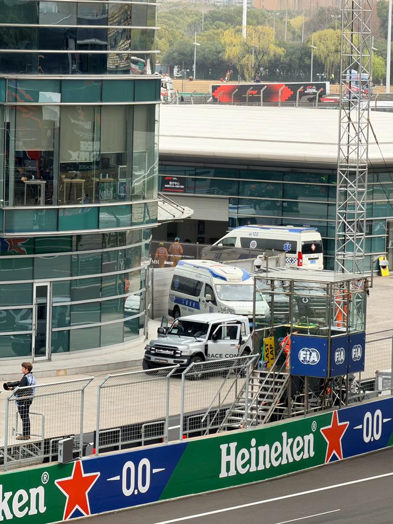 分享一下昨天在上赛的小发现猜猜是谁从车上下来了f1中国大奖赛icarF1中国大奖