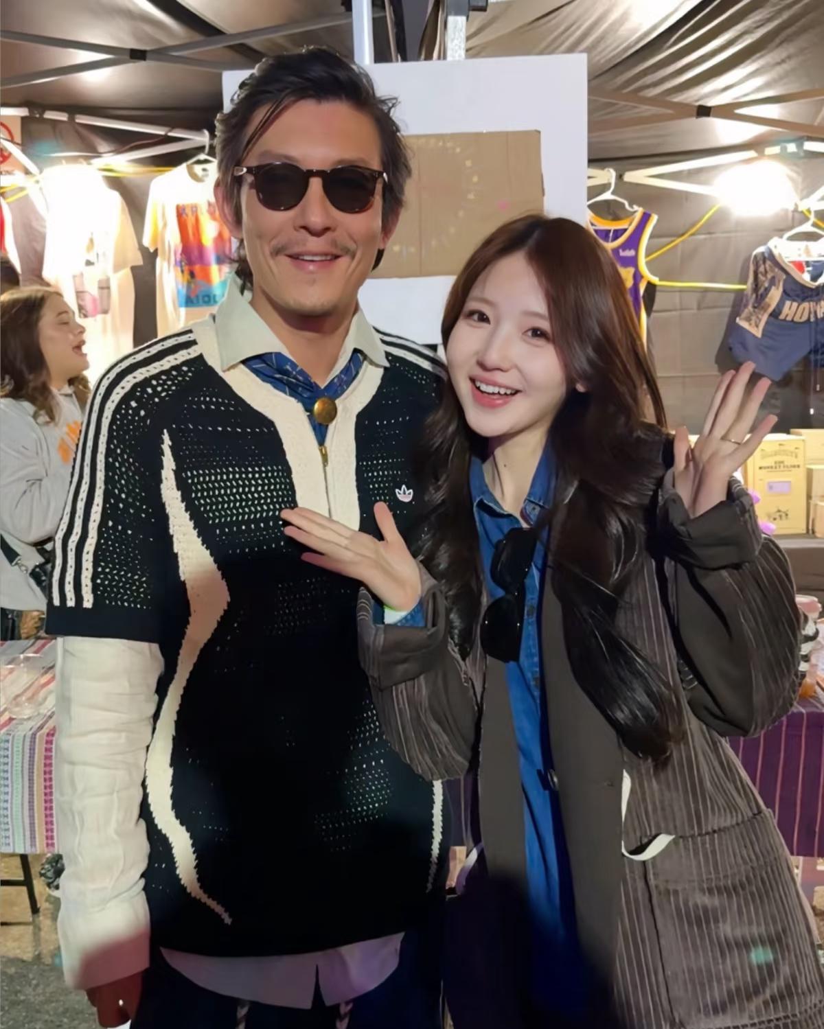 陈冠希现身美国洛杉矶街头，他穿衣打扮一言难尽，戴着一副超黑墨镜，看起来好像盲人，