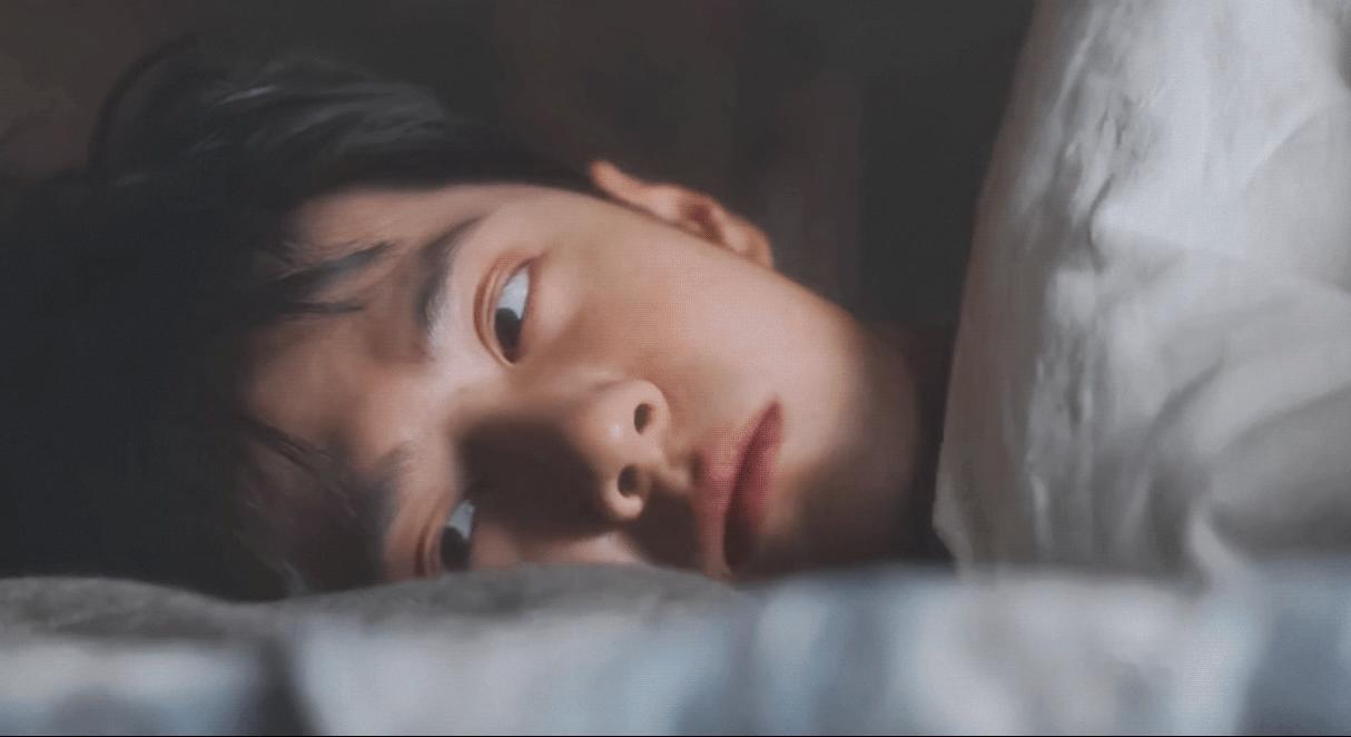 致敬每一个晦暗时刻里仍敢抬头望星的人，致敬魏若来身上那簇永不熄灭的火。王一博以敬
