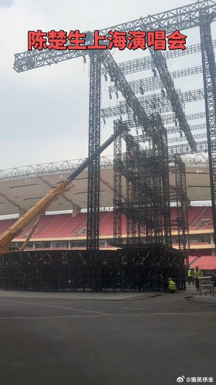 陈楚生你有必要这么大的舞台吗陈楚生上海搭建钢铁巨兽 本来就期待陈楚生演唱会，看到