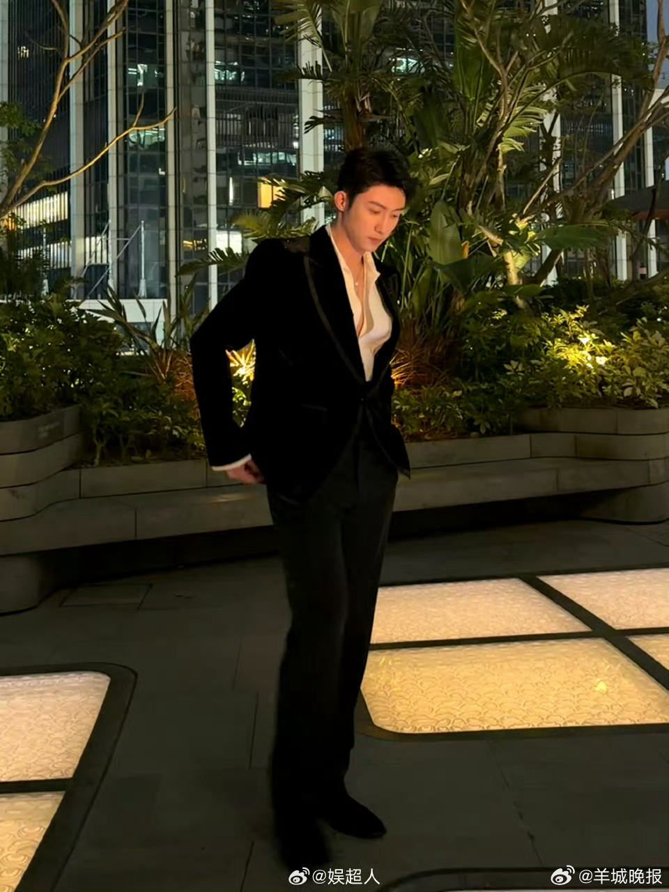 【红毯之上，你期待与谁相遇？】12月21日，腾讯视频星光大赏将在海南海口举行。红