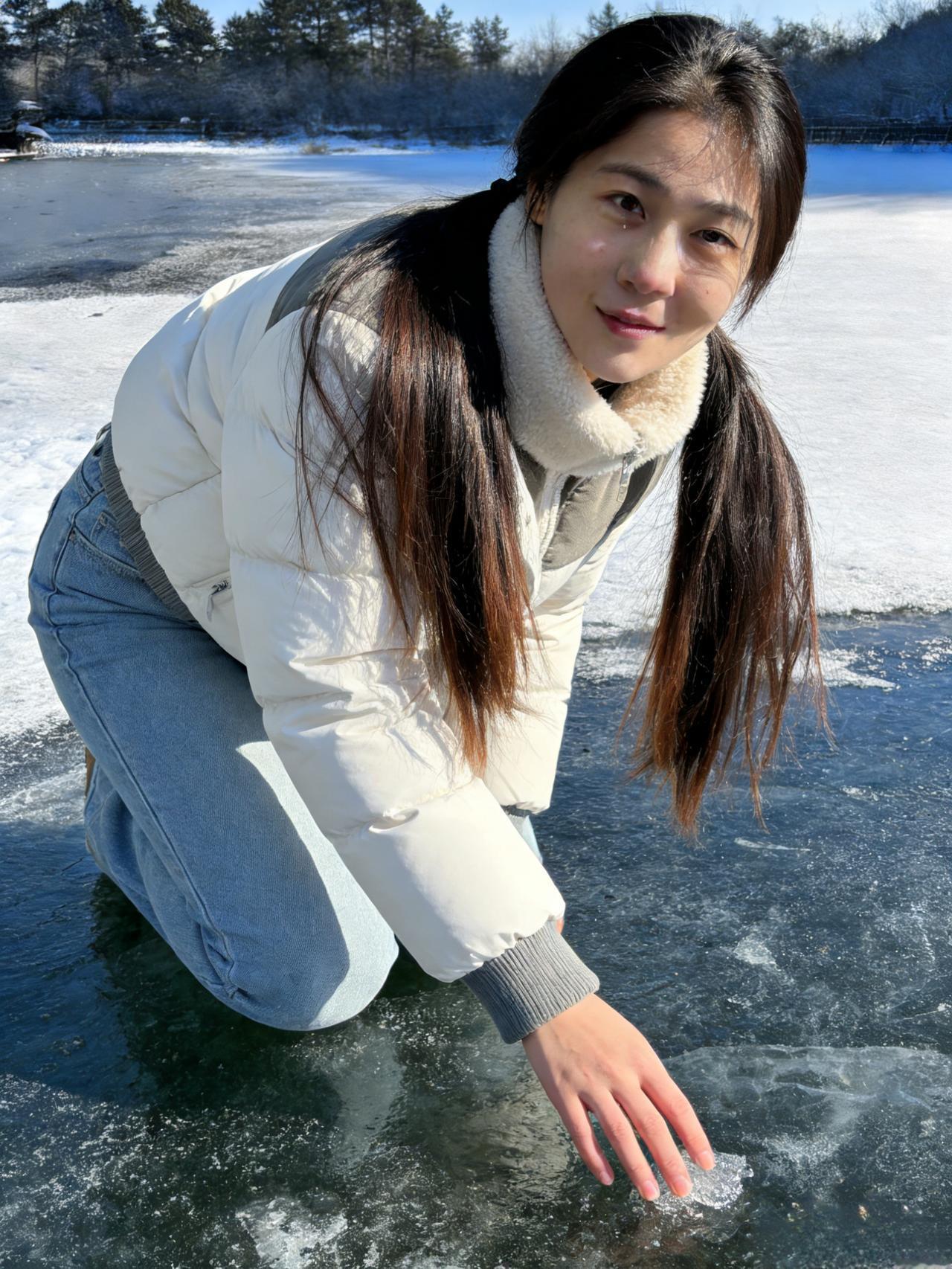 冰湖寒彻隐鹭鸥，翠袄娇姿俯碧流。
纤指轻撩冰底影，双鬟斜坠雪边愁。