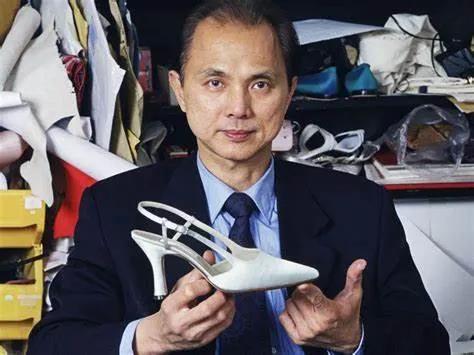 这次的荣耀小折叠与Jimmy Choo的联名可以说是高奢时尚与顶尖科技的又一次联