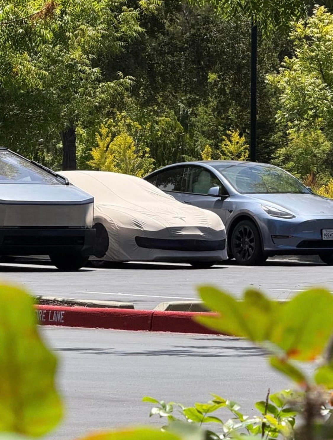 新款特斯拉Model 3要来了吗？在特斯拉帕洛阿尔托工程总部一站点，发现了一辆神