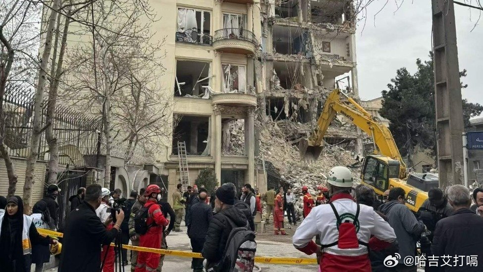 凤凰新闻【凤凰女记者李睿：一幢九层楼房遭导弹击中垮了一半，很多人被埋废墟中】今早