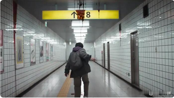 把《8号出口》划分到恐怖片中，是非常不合适的。
影片当中确实有比较恐怖的镜头，如