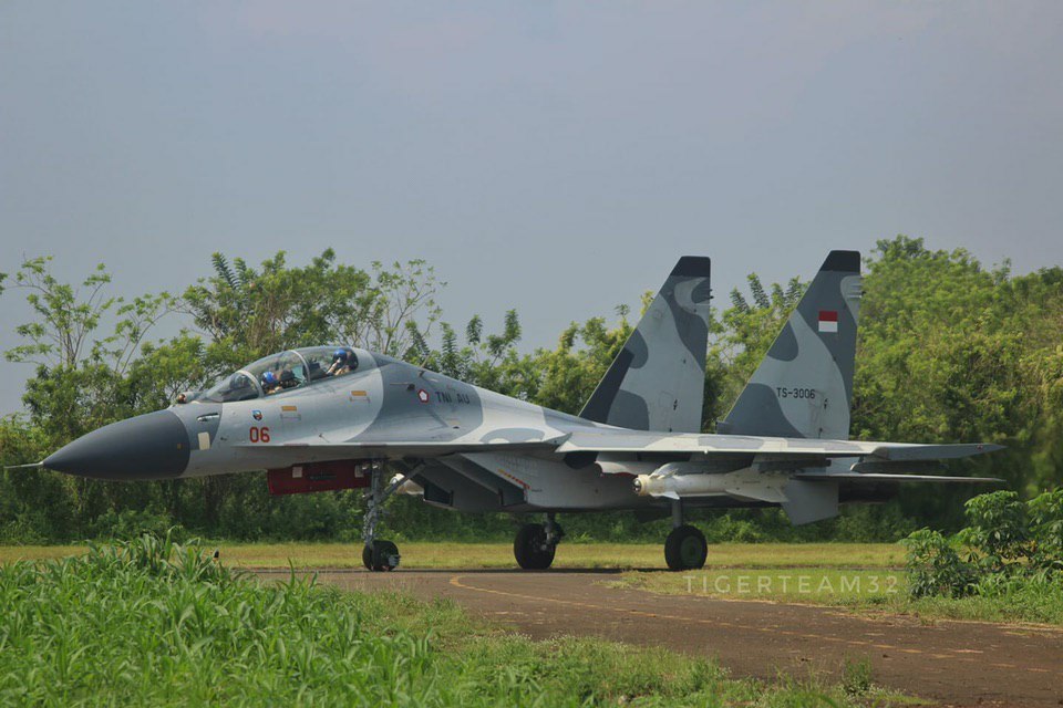 一架隶属于印尼空军的苏-30MK2战斗机，携带2枚Kh-29TE电视制导空对地导