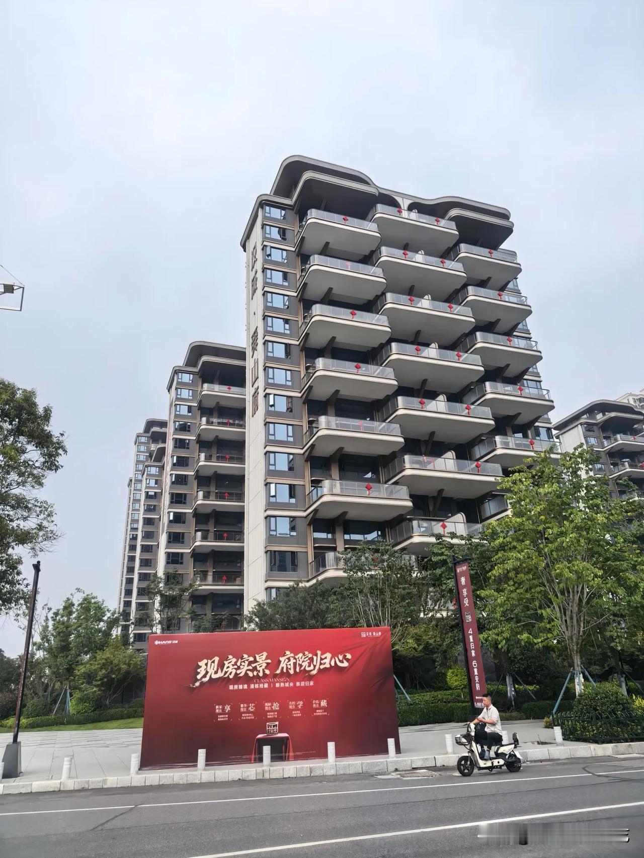 现在第四代住宅，阳台都长这样吗？如果大暴雨了外面这块地方应该全积水了吧，好像也不