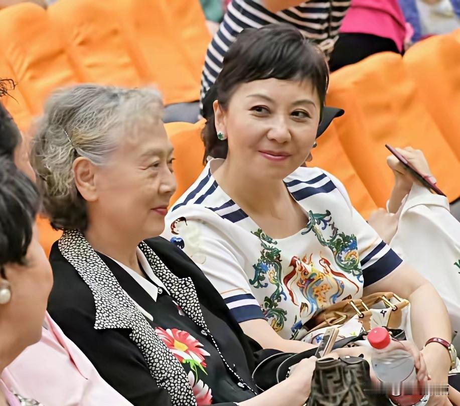 京剧荀派艺术薪火，代代相传。
徒弟的唱念做打神似师傅，怎么连长相也越来越像师傅了