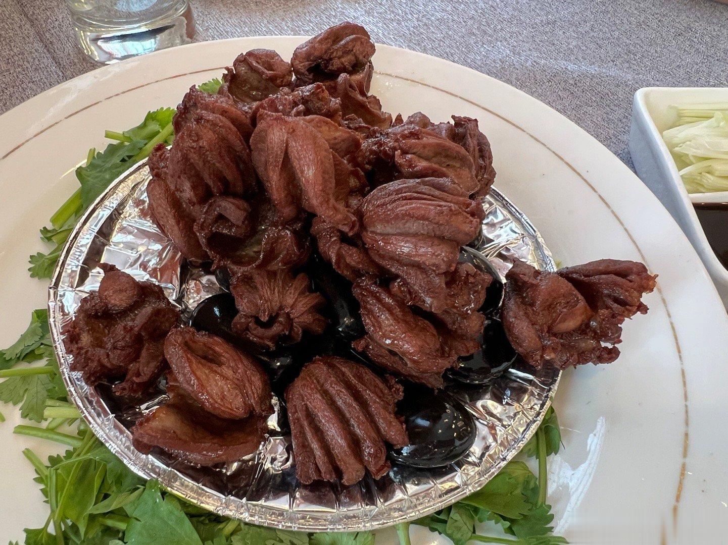 至少有二十年没来过全聚德了[汗]发现进了米其林餐盘，来吃一回…乌鱼蛋汤还可以 ​