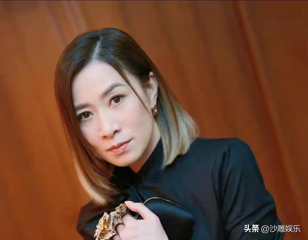 佘诗曼，太尴尬了！

3月26日，娱乐圈的“大气氛担当”佘诗曼，突然毫无预兆地冲