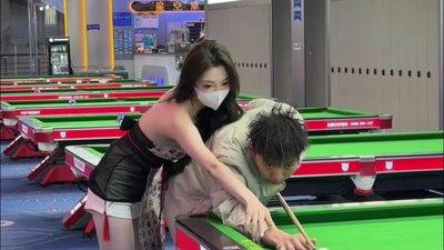 “冤不冤！”7月22日报道，浙江杭州，一男子在台球厅玩，认识了个女助教，对方经常