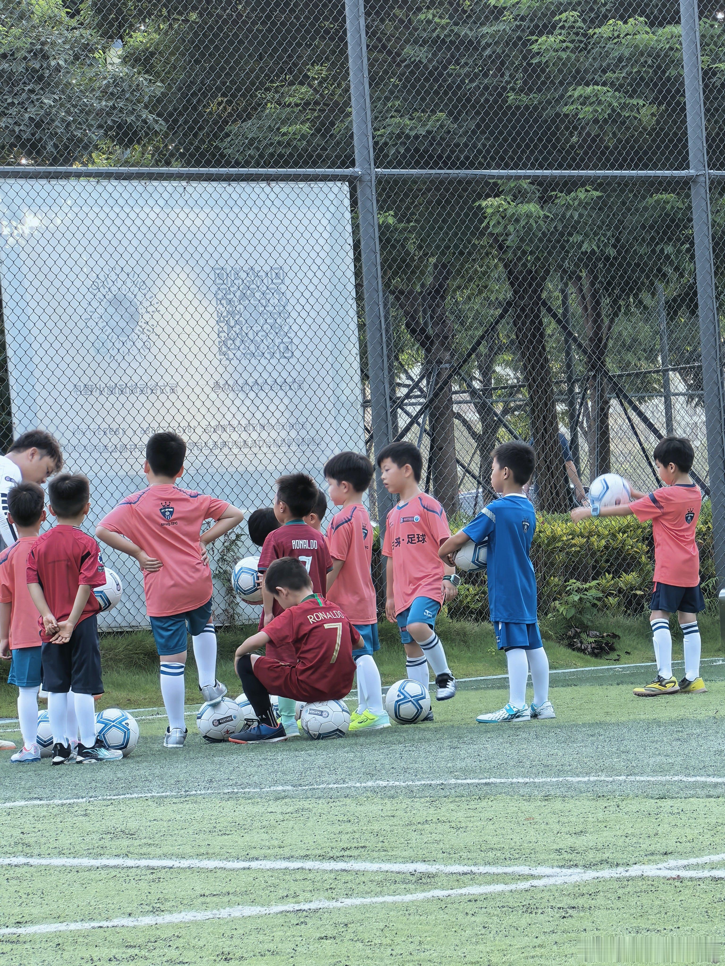 两天没踢球了小孩哥很兴奋今天多了一个C罗队友不知道啥情况他们培训的给个年龄段小球