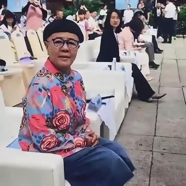 57岁的金龟子亲口承认退休金一个月8900，还已定居青岛。有这稳定的退休金，刘纯