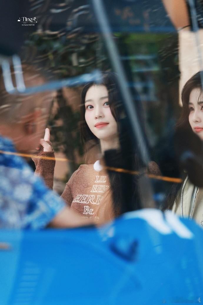 #沈小婷美拉德穿搭##沈小婷脸颊比心# 沈小婷出现在《奔跑吧》云南的路透中，美拉