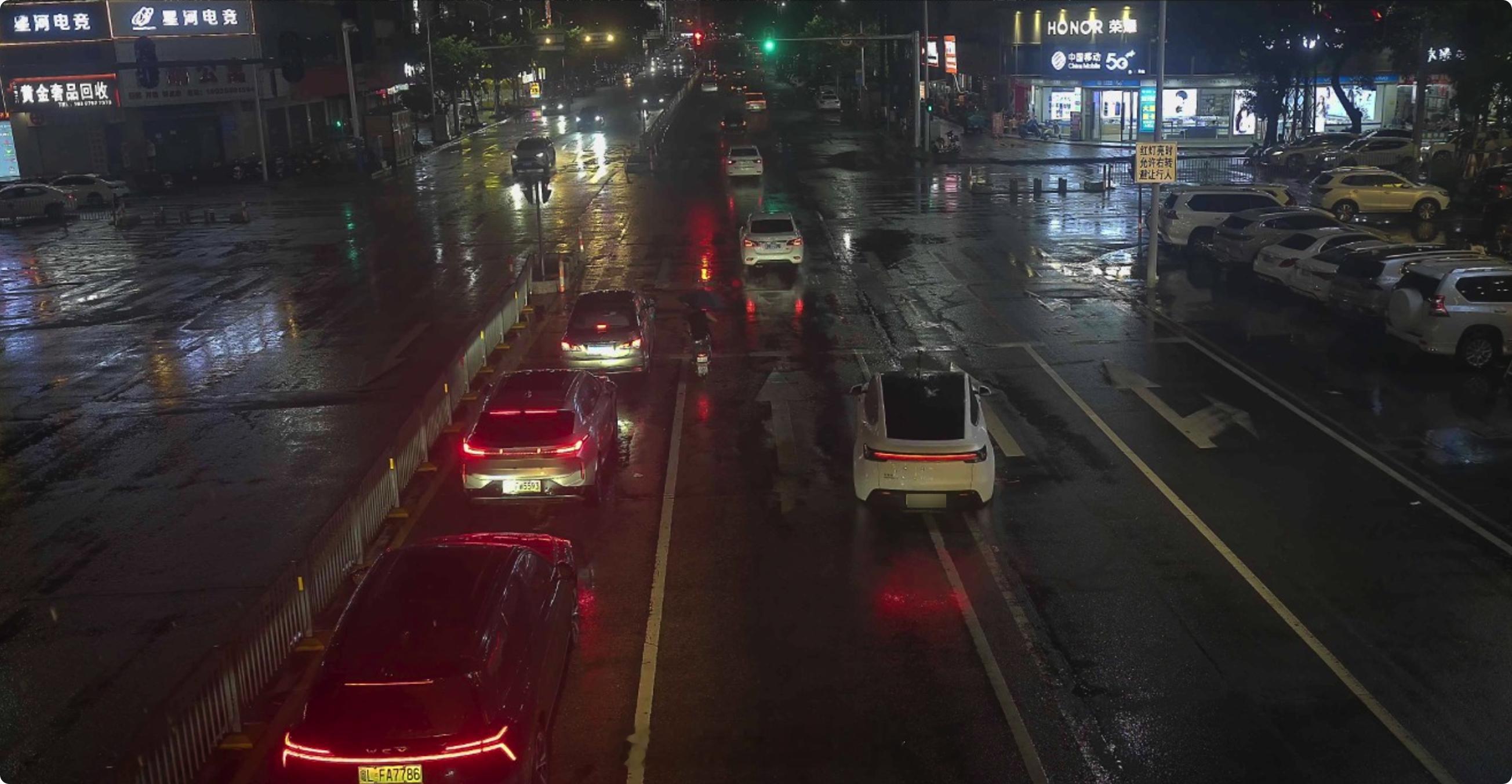 很多次FSD想实线变道都被我们按住了，还是被拍了我必须说这次我没反应过来，它发起