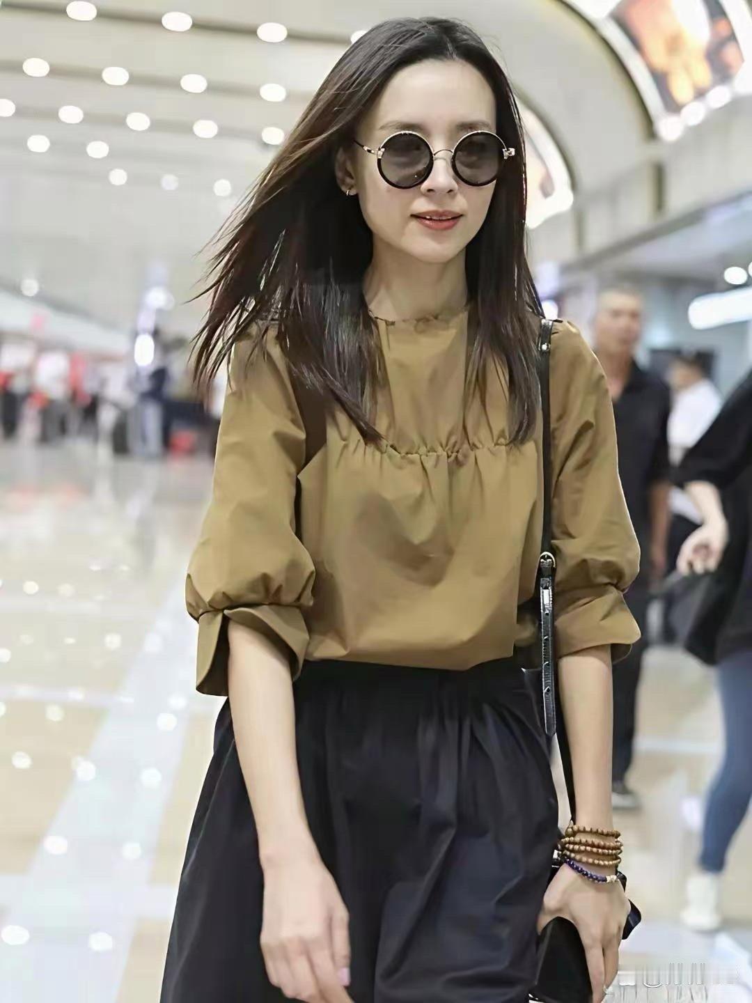 董洁的穿搭太有参考性了！看完彻底悟了：颜色少一点、款式简约些，才能穿出高级又洋气