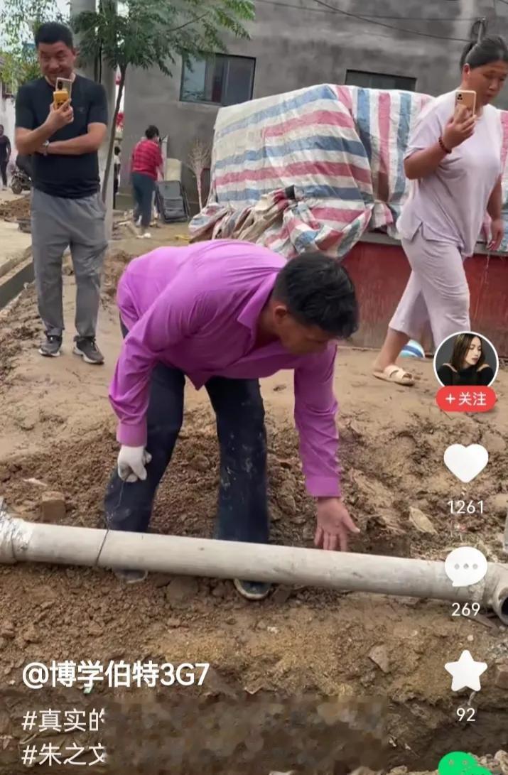 大衣哥干什么都有人跟着拍，像极了大衣哥的寄生虫。一个大衣哥养活了一大批靠拍视频赚