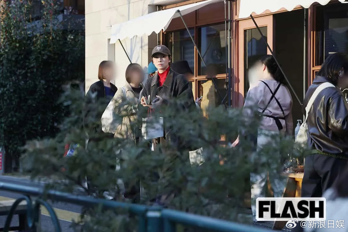 据日媒，竹内涼真与土居志央梨 同居恋爱中。二人曾在网剧《10DANCE》中共演。