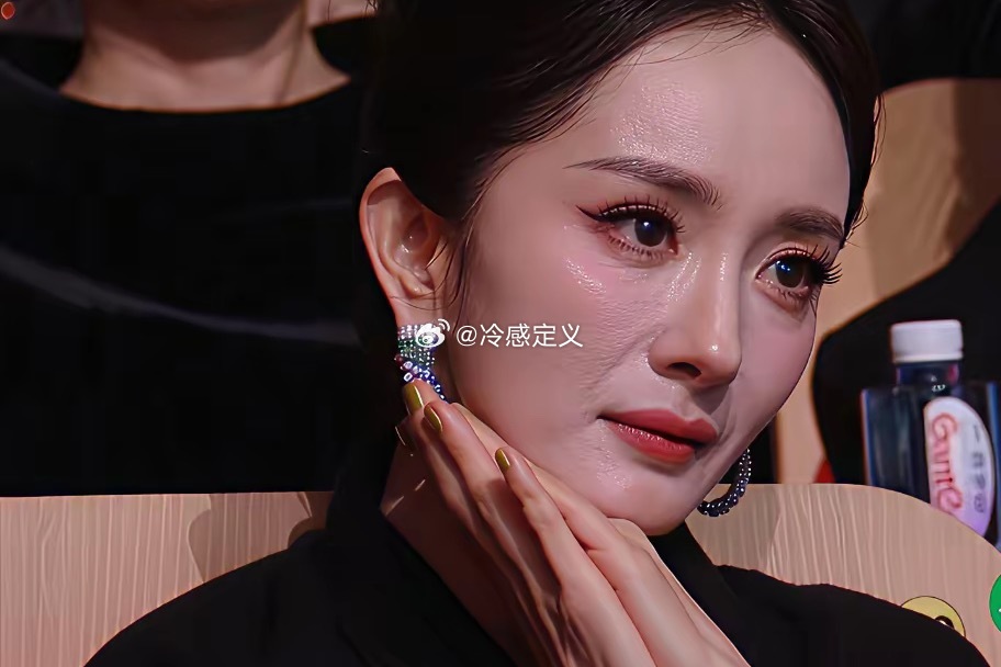 看到这张照片突然有点心疼杨幂了，满眼的失望与不甘，离开了美颜滤镜她也确实年龄感满