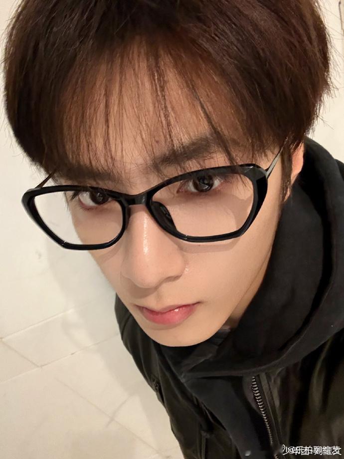 刘耀文黑框顺毛自拍 刘耀文黑框顺毛自拍确实很有男友感！刘耀文黑框镜看起来好日常！
