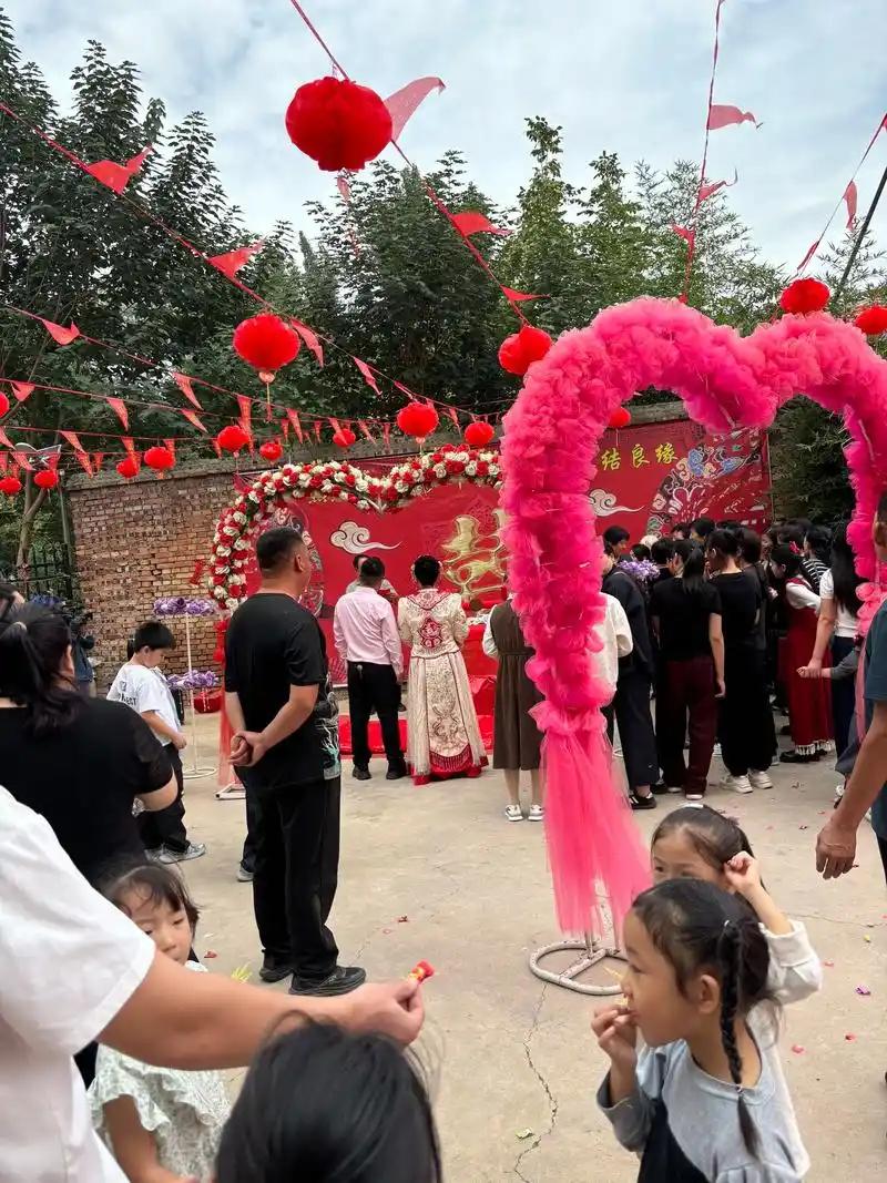 进入阳历6月份，结婚娶媳妇的骤增，据说明年不适宜结婚。
村里租赁盘碗桌椅就没停过