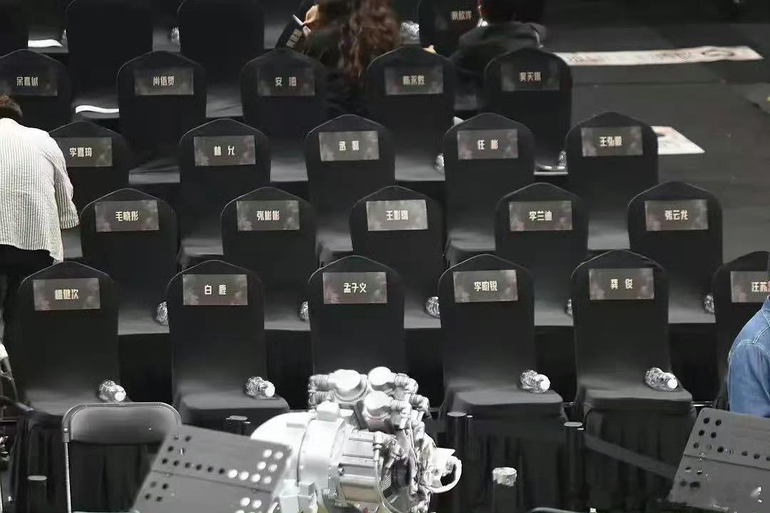 要不找出最开始的位置看看呢！人家女演员的位置一直没变哈，有问题不如问问tx的主办