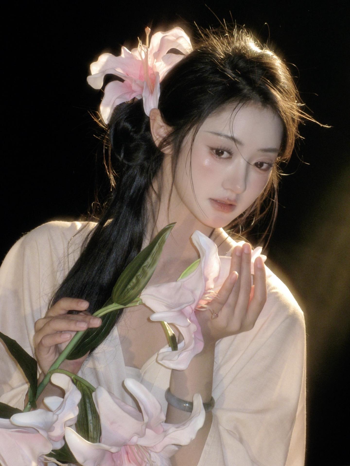 “青山远黛多妩媚”