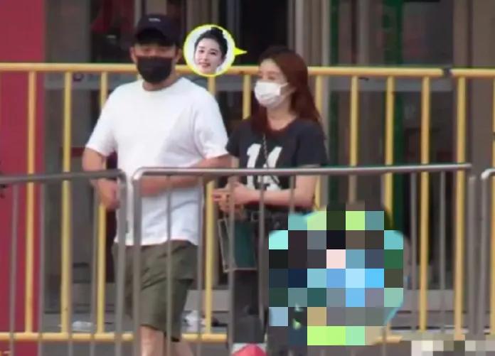 阚清子冲上热搜！
8月3日，阚清子突然冲上了热搜，起因是有狗仔拍到了阚清子与未婚