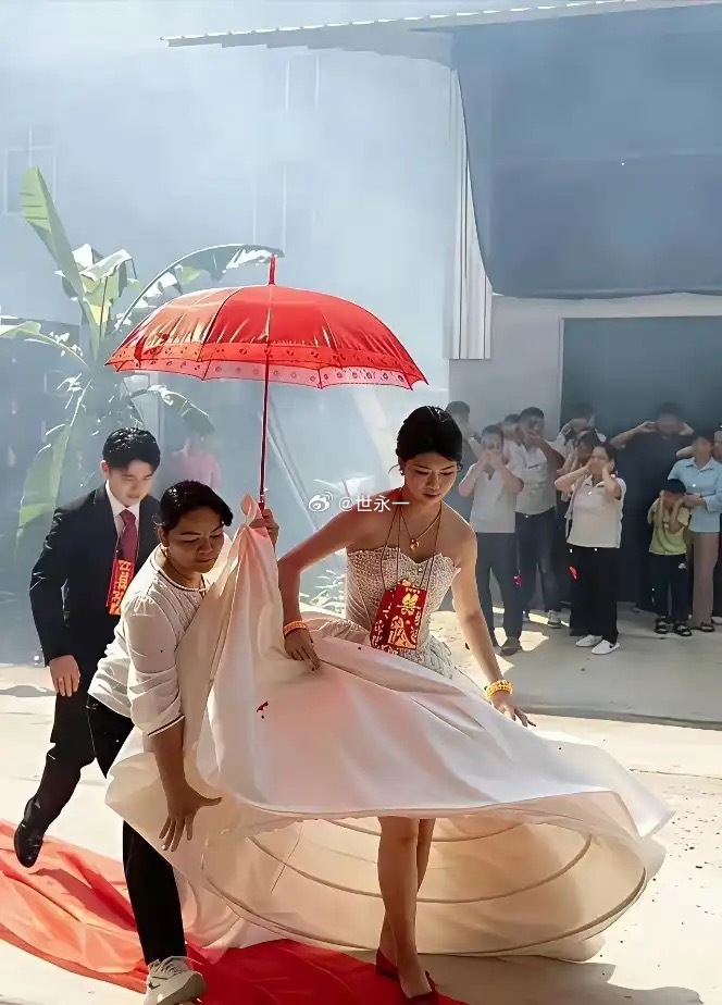 新娘子穿的这么随便啊 