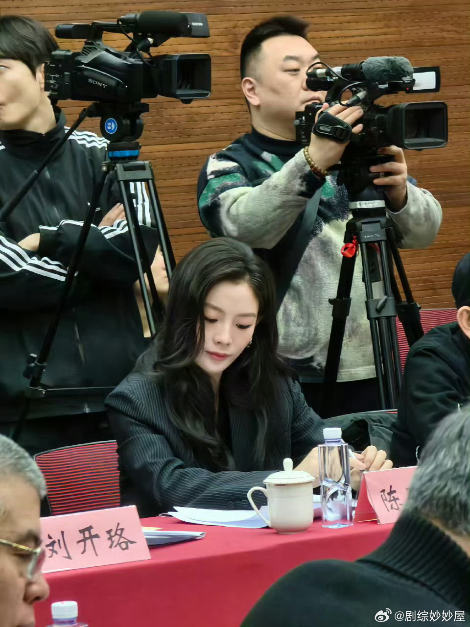 陈丽君亮相电影《镖人》研讨会，多棱角分明的五官👸🏻 