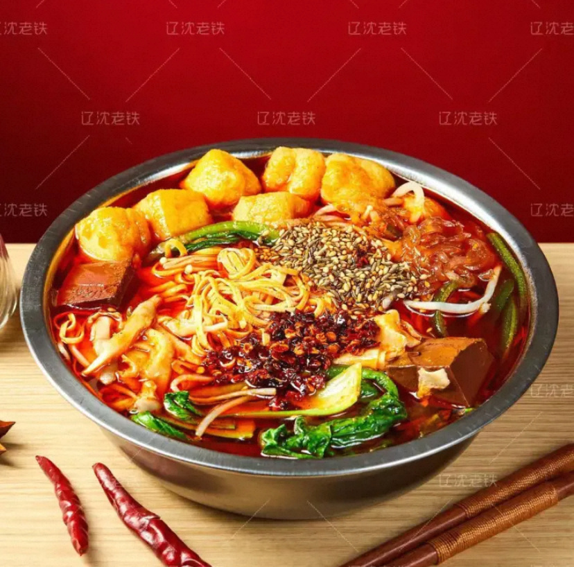 俺已经狠狠爱上老式麻辣烫了，就是不放麻酱，是红油的，会放孜然芝麻，菜也是特定的，